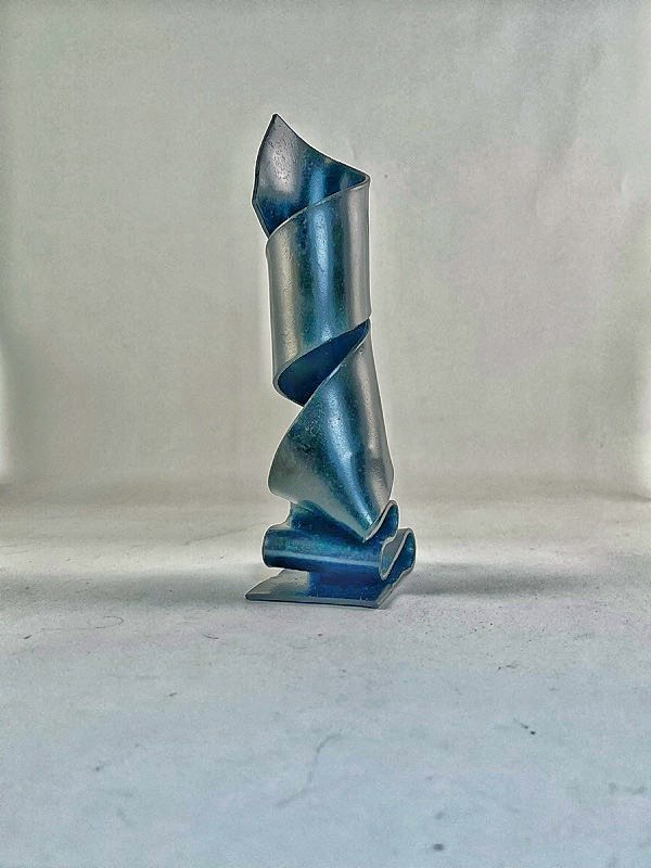 sculptured ribbon candle holder