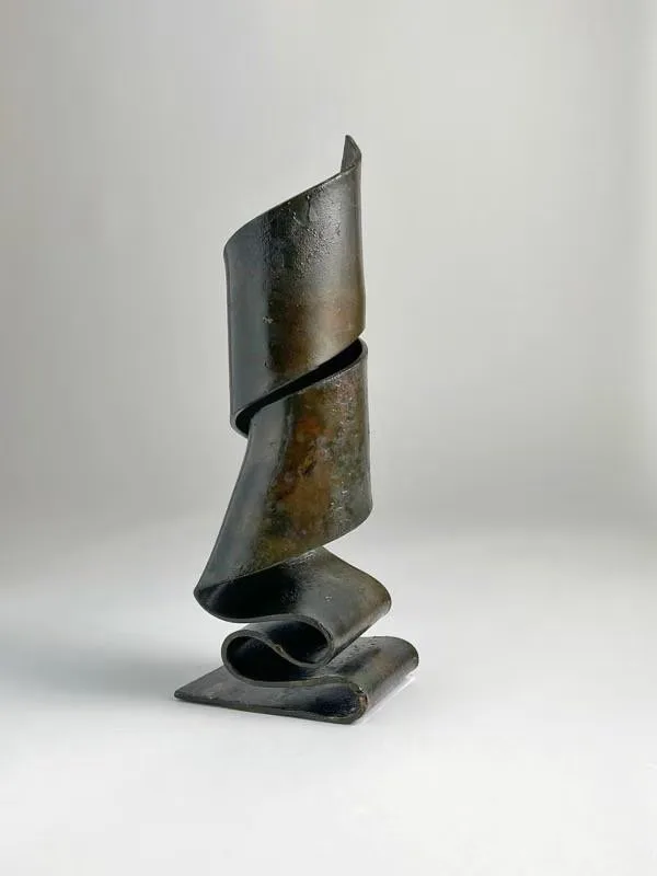 sculptured ribbon candle holder